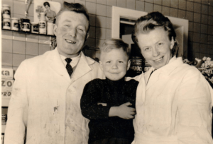 Foto met vader en moeder in hun slagerij begin de jaren 60